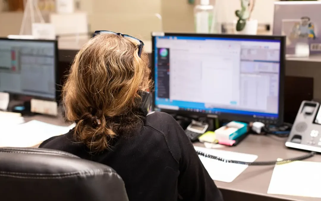 Veterinary CSR using PetDesk at the front desk while on the phone